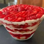 Delicious strawberry cheesecake trifle with layers of cheesecake and strawberries