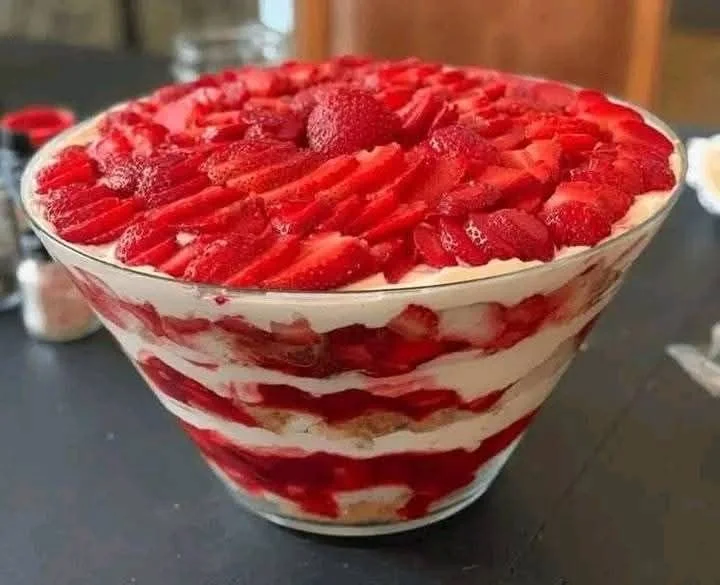 Delicious strawberry cheesecake trifle with layers of cheesecake and strawberries
