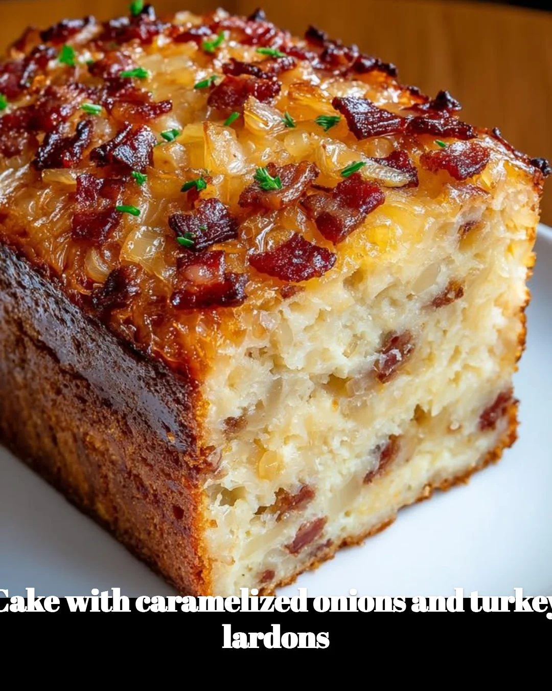 Savory cake with caramelized onions and turkey lardons, a delicious recipe
