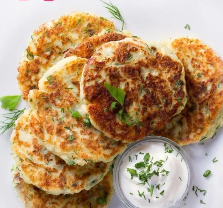 A variety of healthy breakfast dishes for weight loss including smoothies and oatmeal.