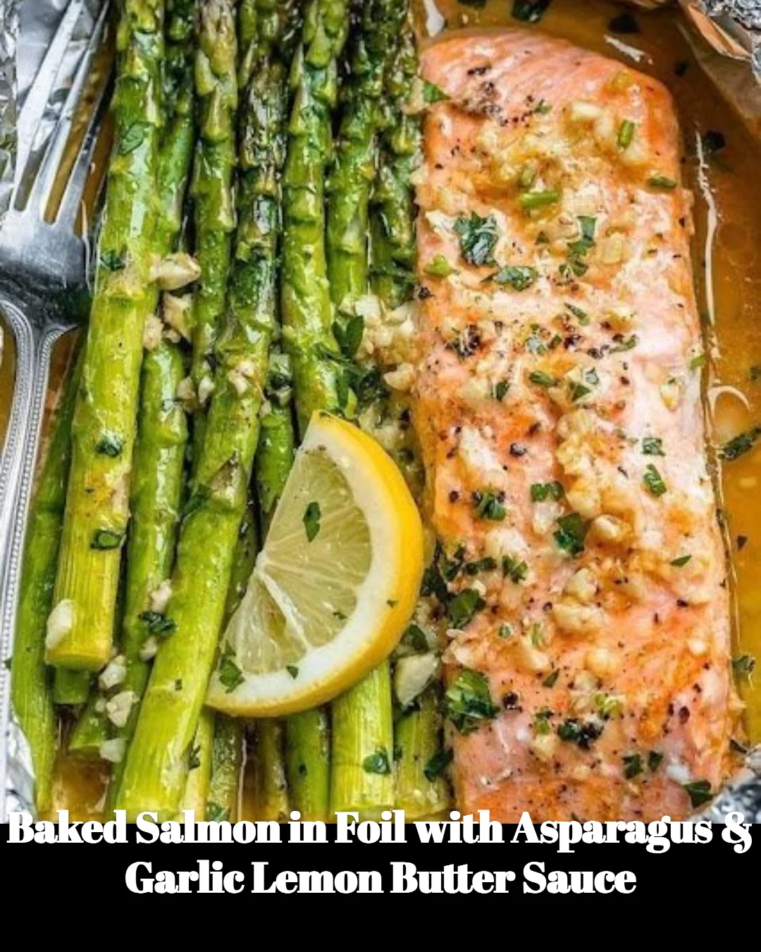 Baked salmon in foil with asparagus and garlic lemon butter sauce